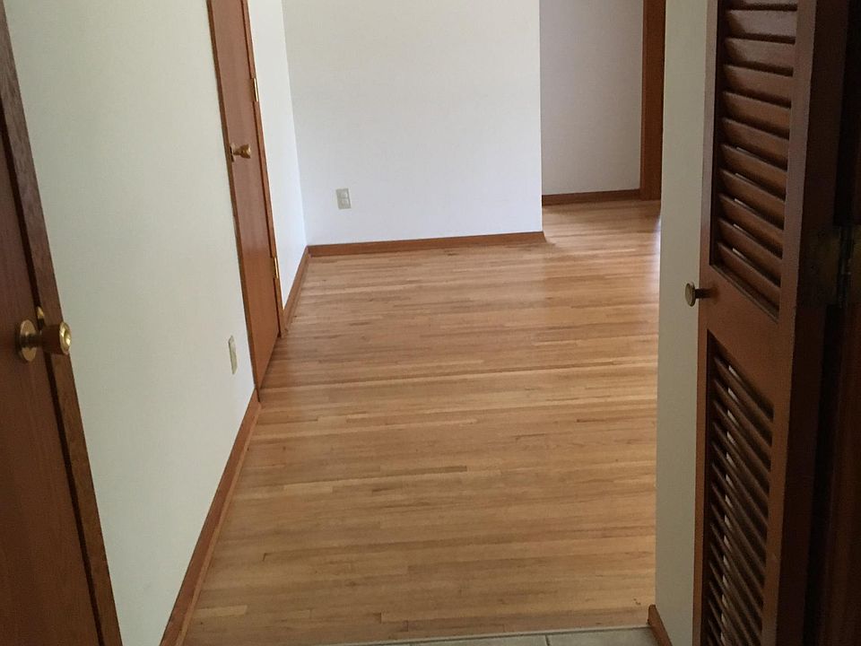 Entryway (kitchen to the right)
