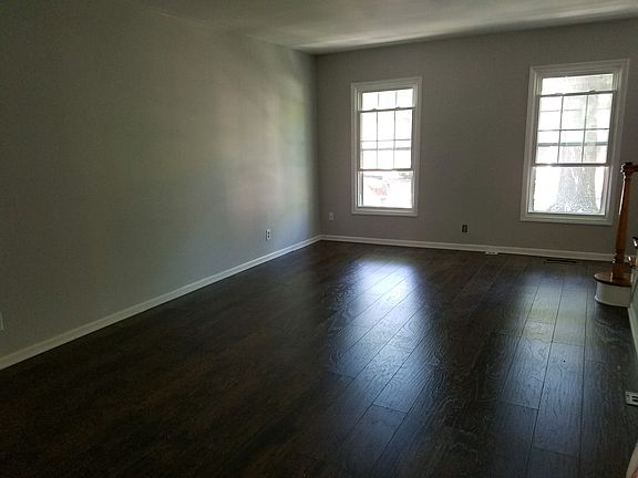 2nd image of 19 Brandywine Sq