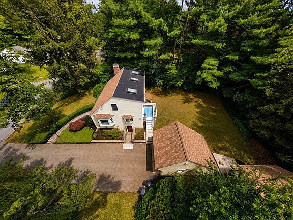 3rd image of 32 Crestview Dr