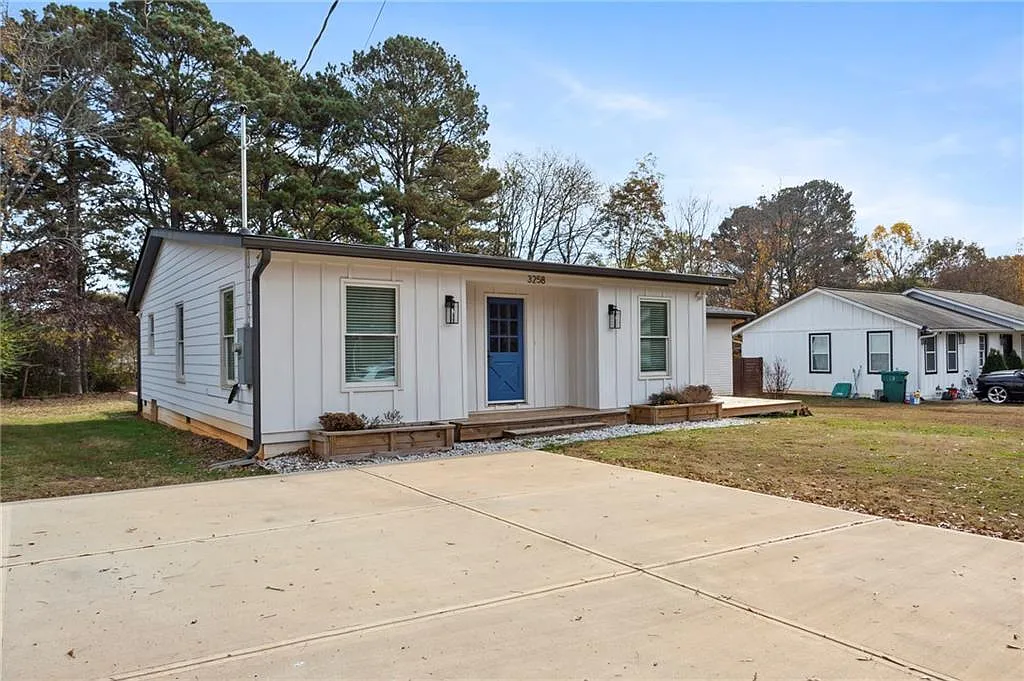 4 bed, 2.0 bath, 1742 sqft, $2,995 — Photo 2