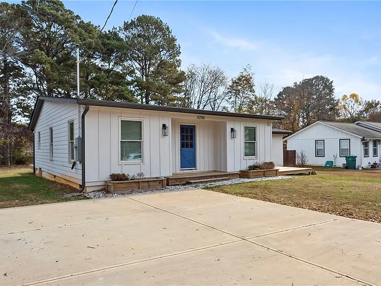 3258 Highland Dr SE — Photo 2