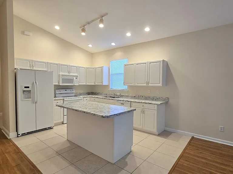 1463 SE Tidewater Pl — Photo 10