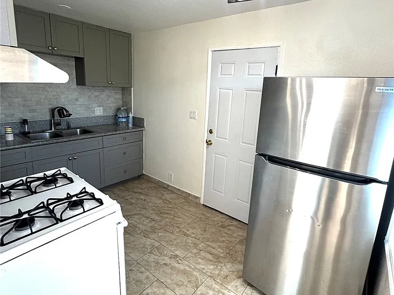 9105 Margaret St — Photo 13
