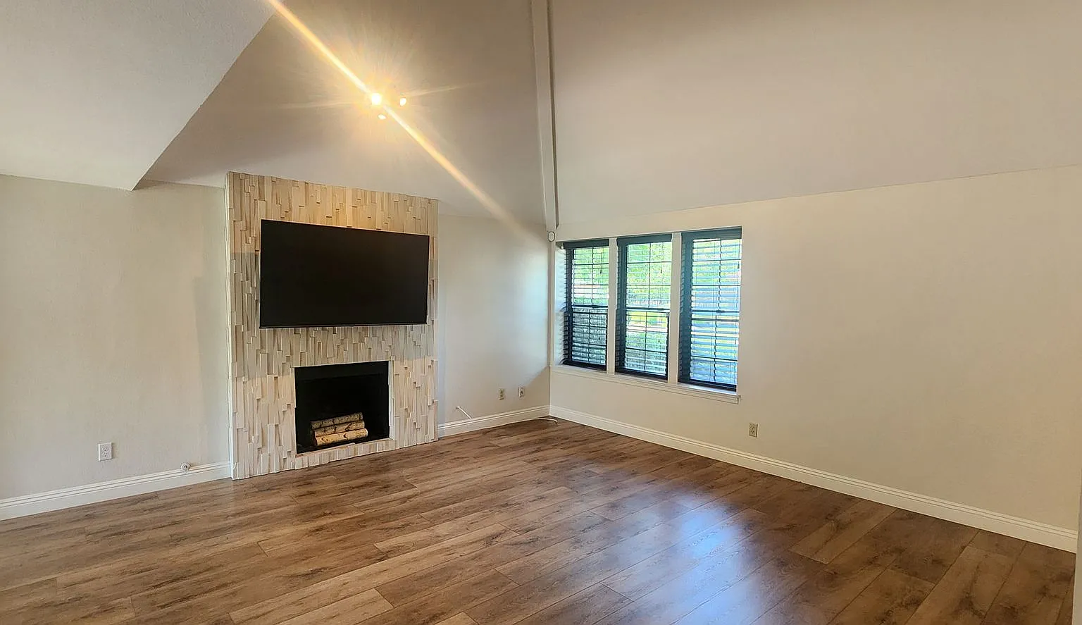 Beautiful 3 Bedroom Home in Desirable Riverlake Community. — Photo 3