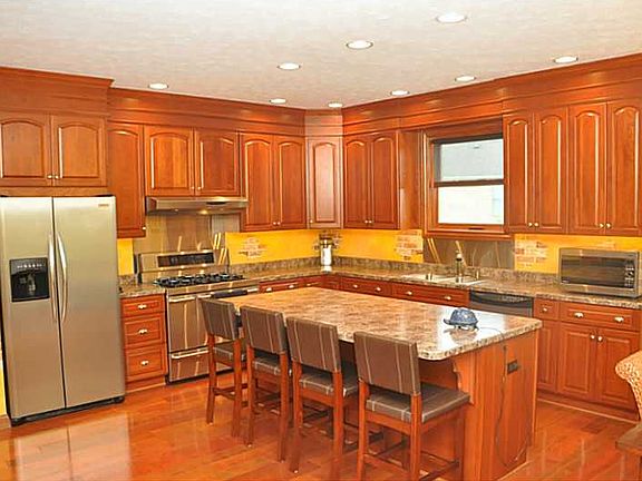 5th image of 990 Brookmere Ave