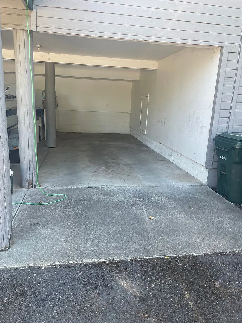 2107001 — Photo 2