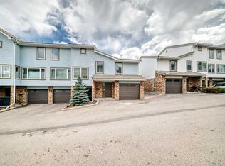 80 W Coachway Gdns SW, Calgary, AB T3H 2V9