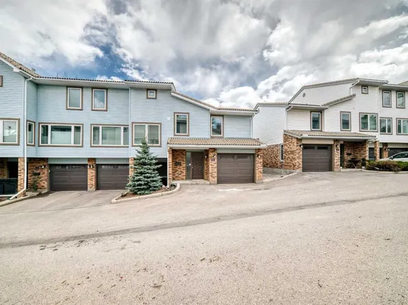 80 W Coachway Gdns SW, Calgary, AB T3H 2V9