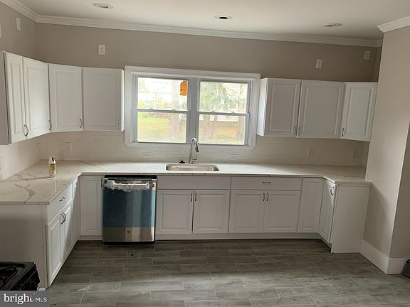 3rd image of 150 E Essex Ave