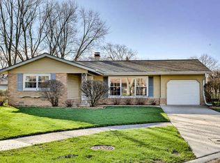 541 Grosvener Ct, Elk Grove Village, IL 60007