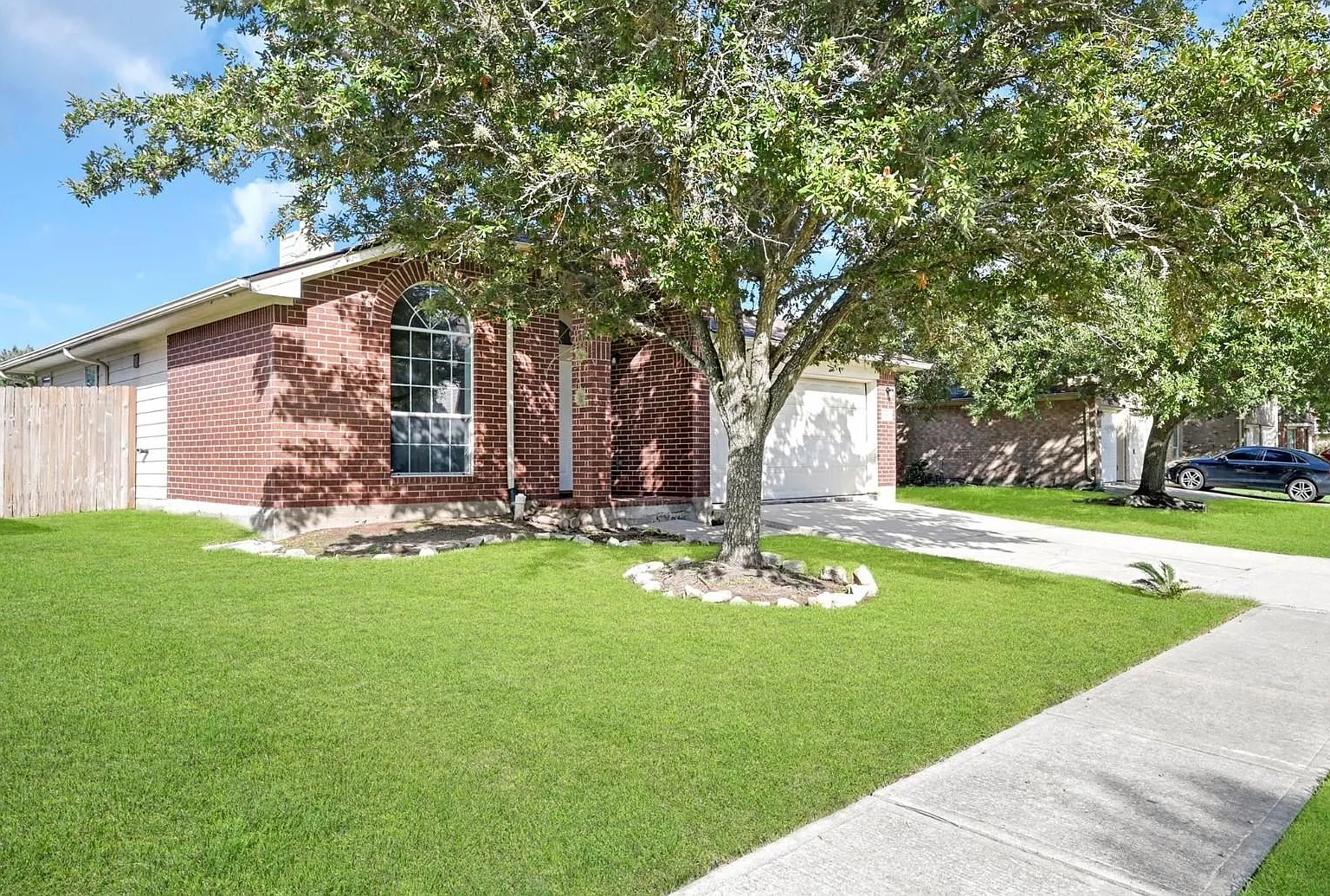 3 bed, 2.0 bath, 1384 sqft, $2,000 — Photo 4