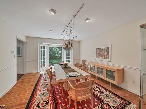 4th image of 277 Fairview Ave