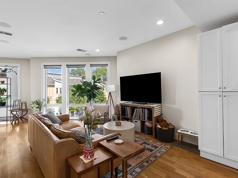 275 Old Colony Ave #10 — Photo 4