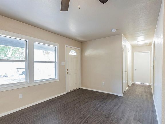 3rd image of 2816 Holiday Dr