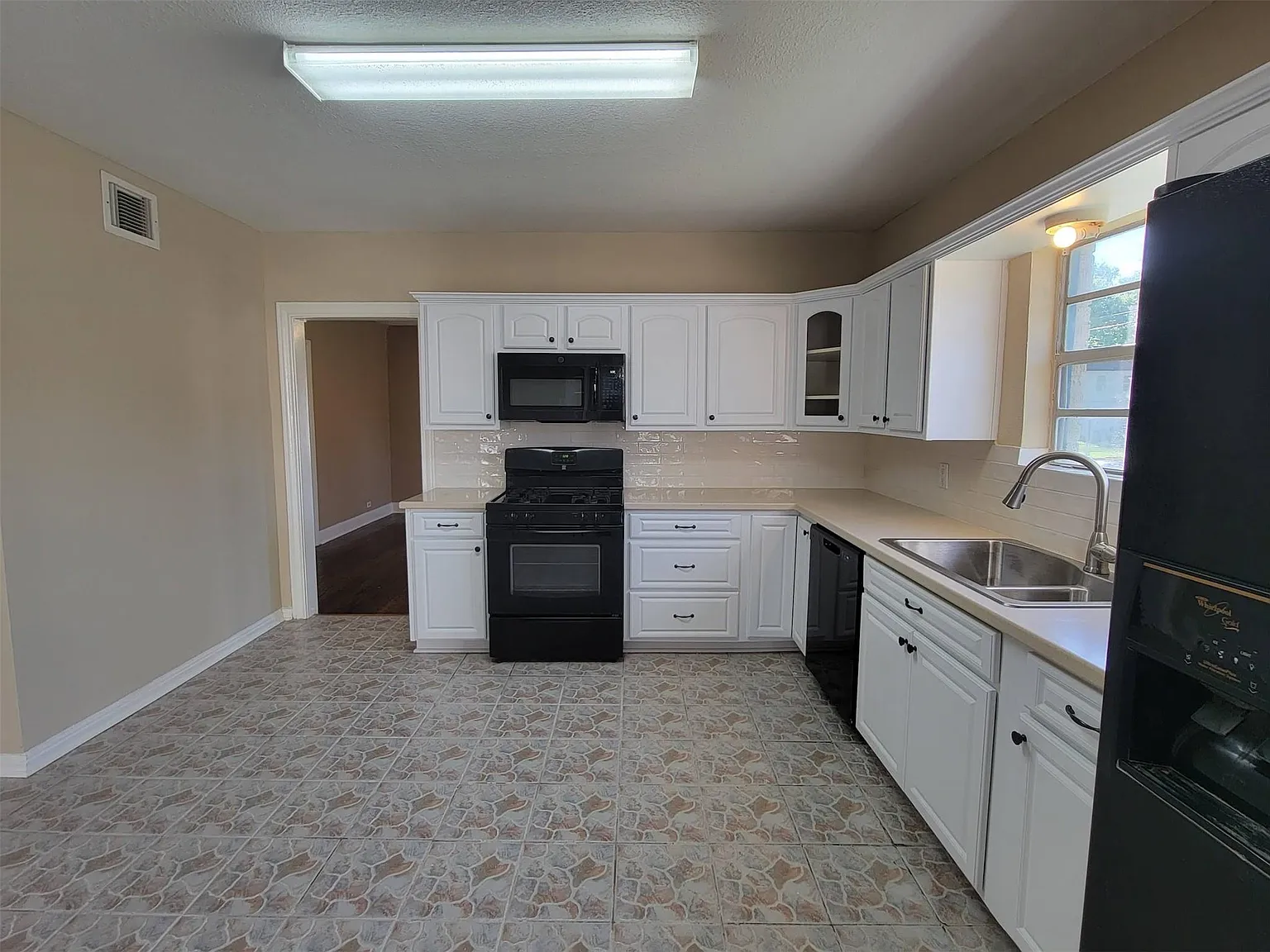 3 bed, 1.0 bath, 3416 sqft, $1,800 — Photo 3