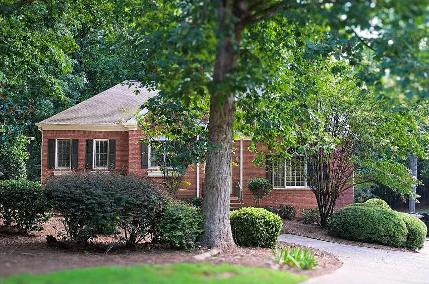 5 bed, 3.0 bath, 2365 sqft, $3,300 — Photo 2