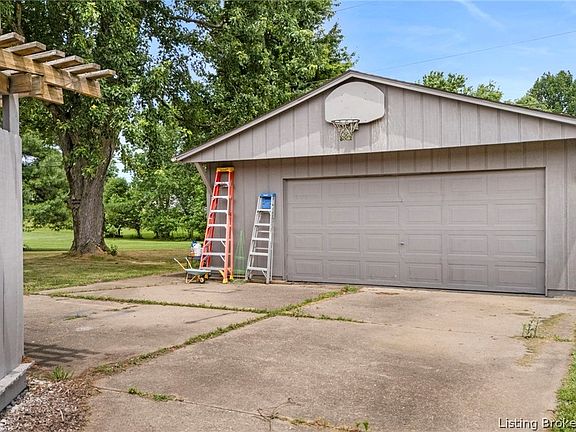 3rd image of 2610 S College Hills Dr