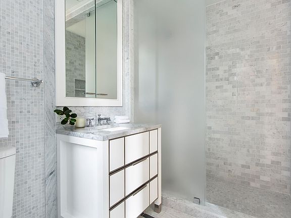 5th image of 344 W 72nd St APT 909