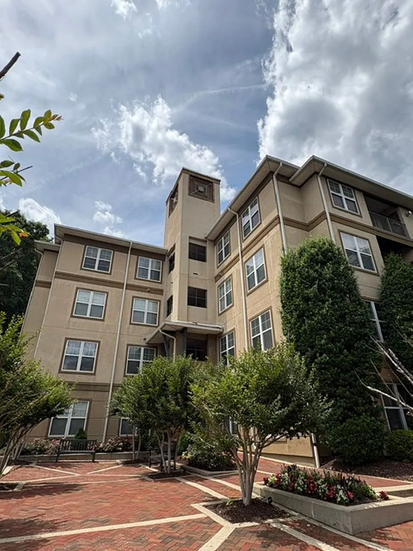 Location, location, location!! 1 BR 1 BA walk to metro and all amenities — Photo 2