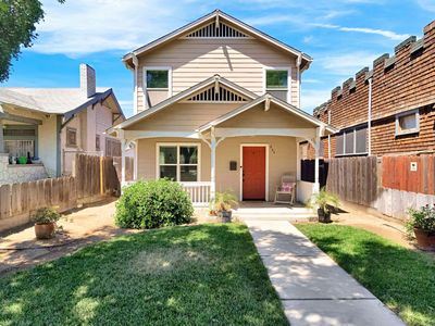 233 N College Ave, Fresno, CA, 93701