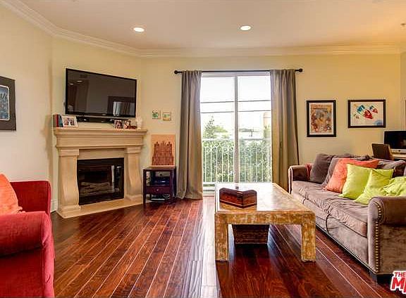 3rd image of 1023 N Wilcox Ave #202
