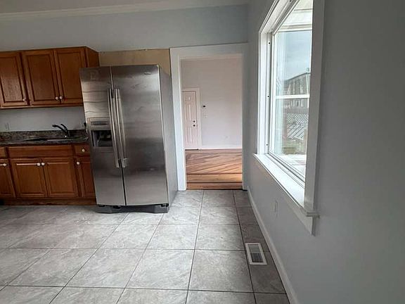 4th image of 39 Spring St