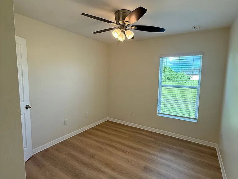 1108 NE 36th Ln — Photo 28