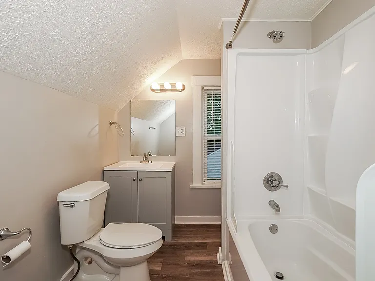 1081409_025_main_bathroom_13187227.jpg