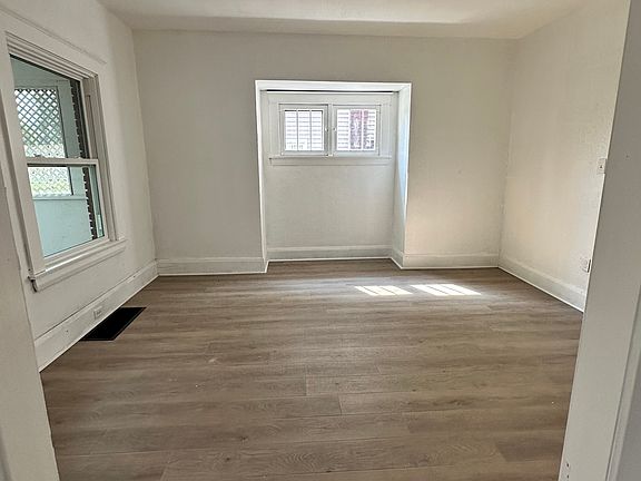 4th image of 466 W Ravenwood Ave