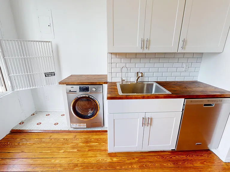 90 Berry St #4L — Photo 9