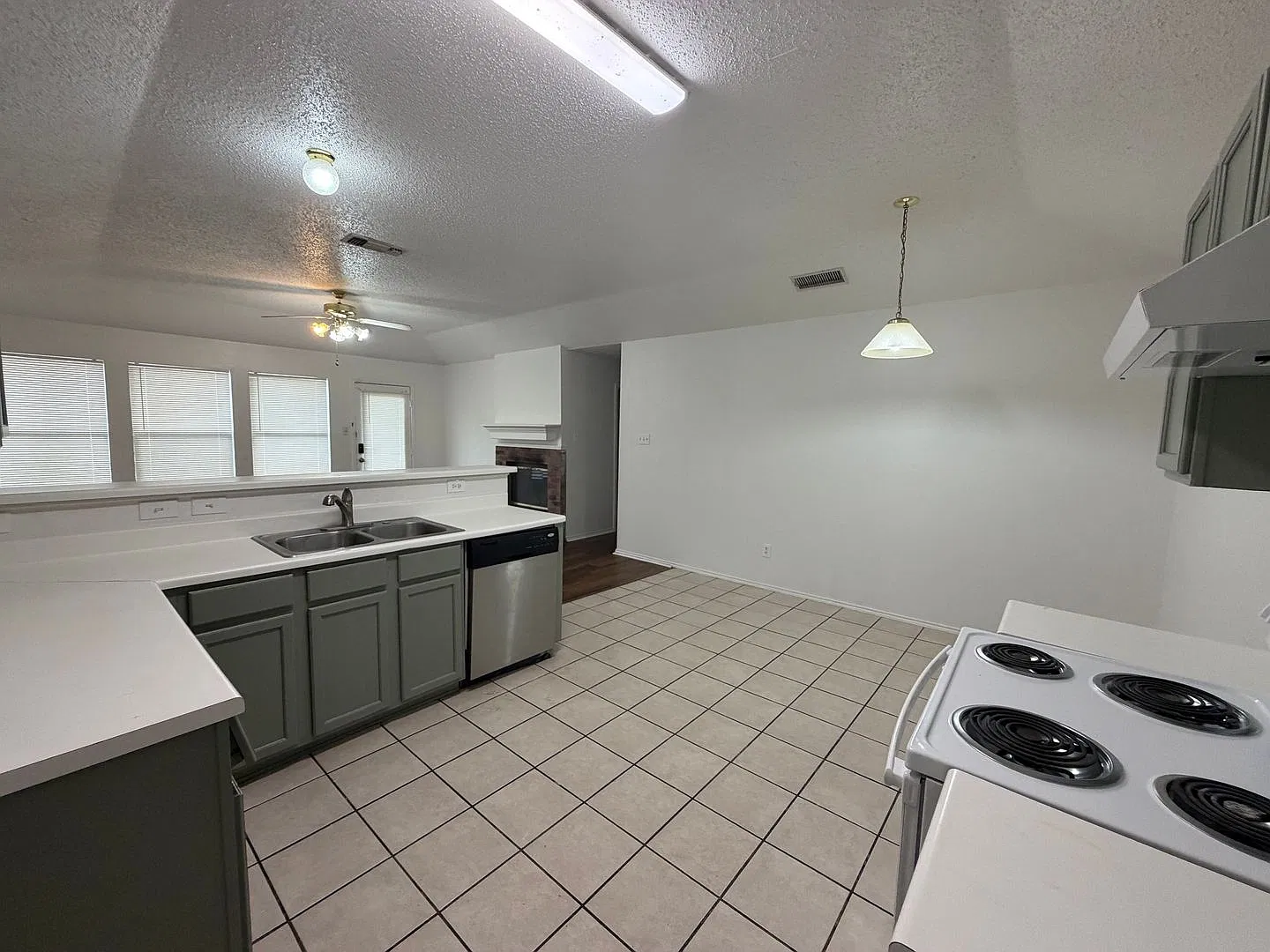 3 Bedroom 2 bath - Move In Ready — Photo 2