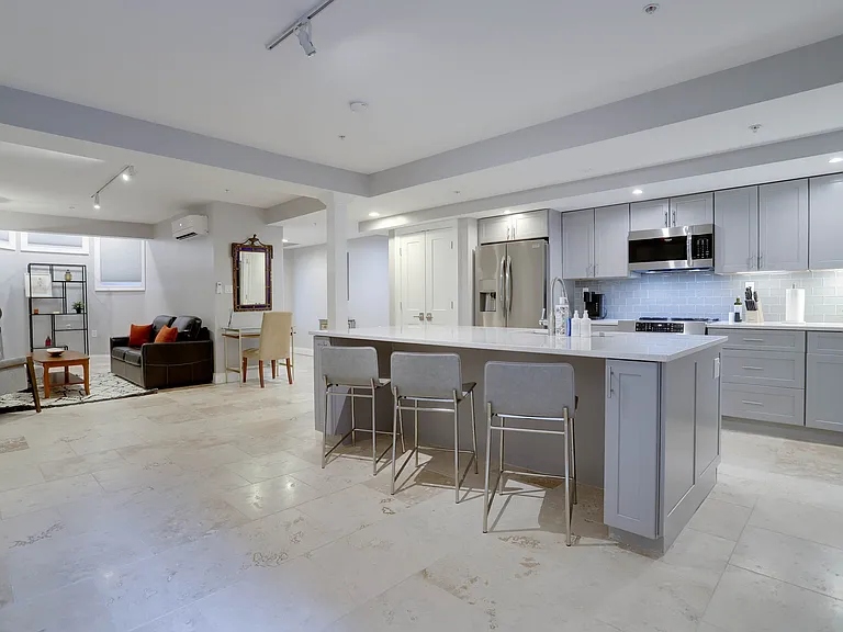 327 E Capitol St SE #B — Photo 9