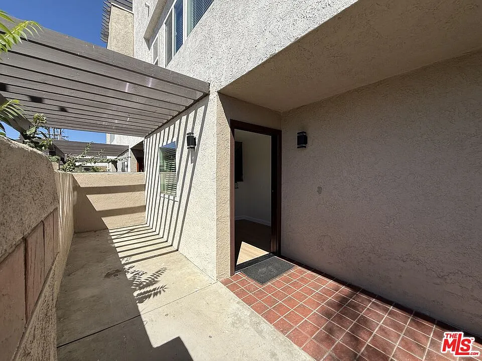 3 bed, 3.0 bath, 1460 sqft, $5,500 — Photo 2
