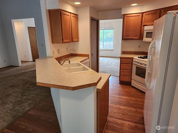 4th image of 906 Eagle Crest Place