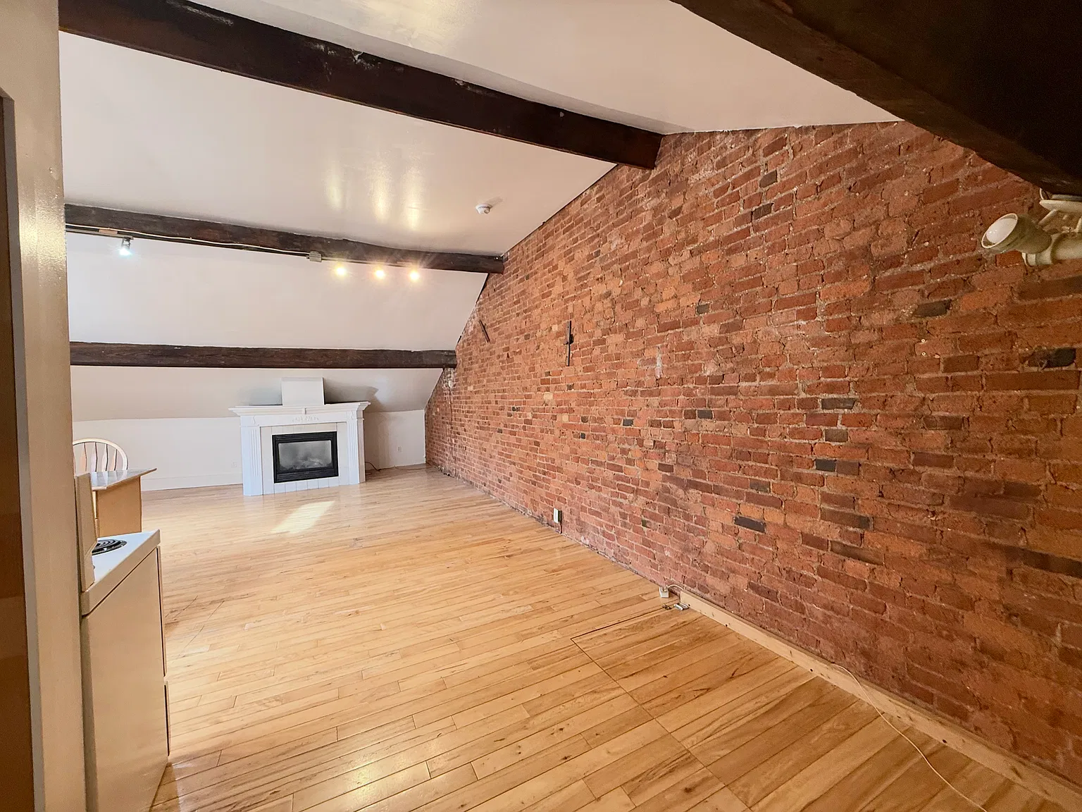 3-321 King Street East Hamilton — Photo 2