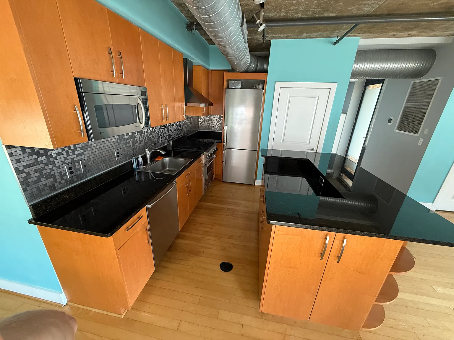 2 bed, 992 sqft, $3,300 — Photo 4