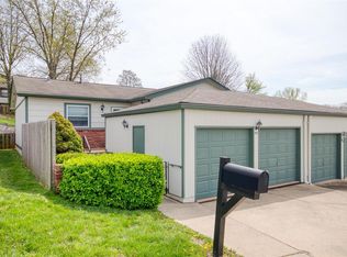 976 Barbizon Dr, Ballwin, MO 63021
