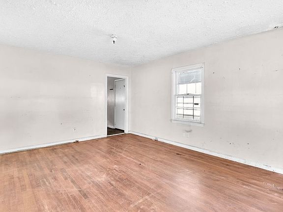 4th image of 2346 Lakewood Ave SW