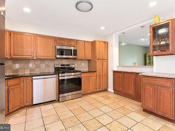 2nd image of 19 Exeter Ct