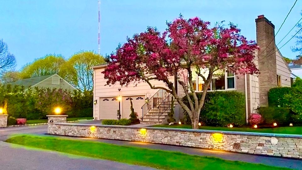 EFFICIENCY UNIT FOR RENT IN THIS BEAUTIFUL METICULOUSLY MAINTAINED SUBURBAN HOME. SUNNY & BRIGHT, SAFE, WALKABLE NEIGHBORHOOD. PICKLE BALL COURTS BEHIND HOME.
