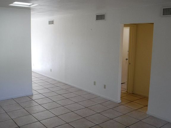 3rd image of 3946 N Stone Ave