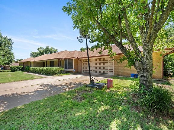 2nd image of 808 S Chuckwagon Dr