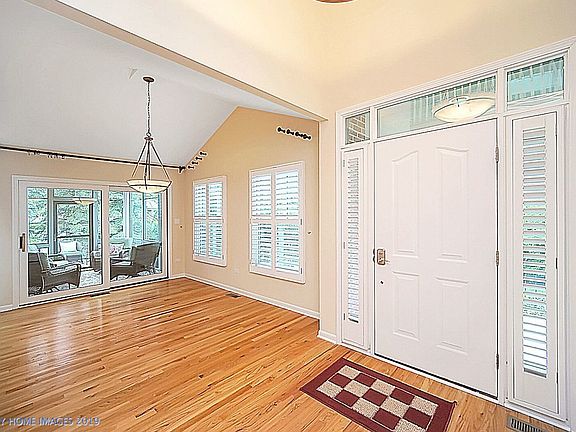 4th image of 26 Old Frankfort Way #26
