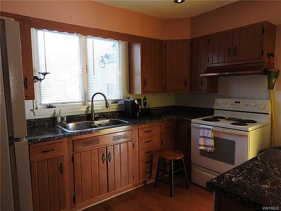 5th image of 32 Woodcrest Blvd