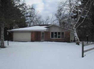283 S Sunflower Ct, Oconomowoc, WI 53066
