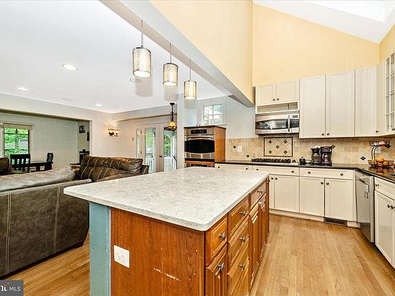 5th image of 9328 Garden Ct