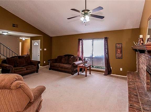 4th image of 2703 Naples Dr