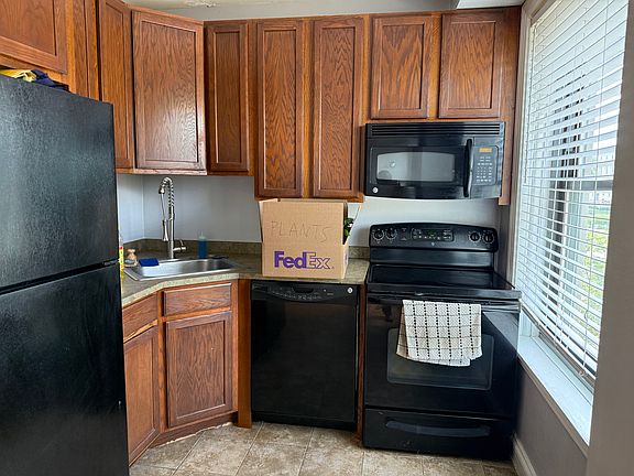 4th image of 15 E Kirby St APT 221