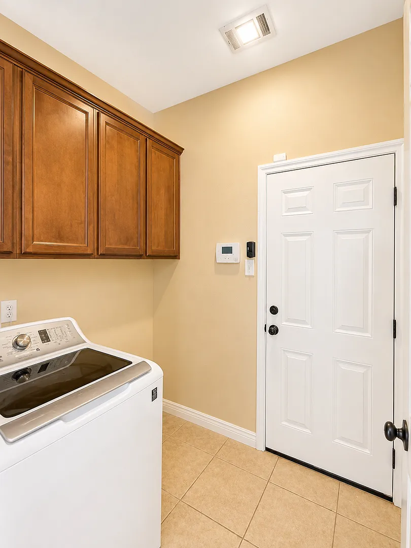 Beautifully Maintained 3 Bed 2 Bath Home Available Now! — Photo 3