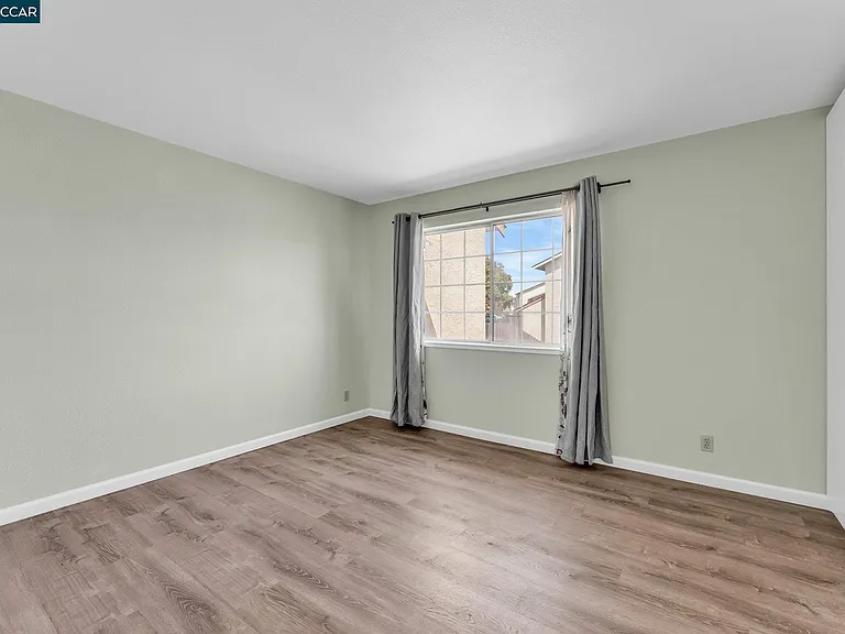 392 Bayview Cir — Photo 26